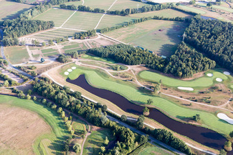 Schrägluftbild von Gelände des Golfplatz Green Eagle Golf Courses in Winsen (Luhe) im Ortsteil Luhdorf im Bundesland Niedersachsen, Deutschland