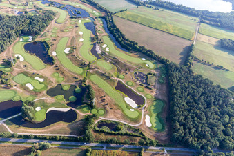 Gelände des Golfplatz Green Eagle Golf Courses in Winsen (Luhe) im Ortsteil Luhdorf im Bundesland Niedersachsen, Deutschland von oben