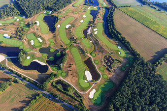 Gelände des Golfplatz Green Eagle Golf Courses in Winsen (Luhe) im Ortsteil Luhdorf im Bundesland Niedersachsen, Deutschland aus der Luft