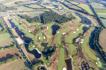 Gelände des Golfplatz Green Eagle Golf Courses in Winsen (Luhe) im Ortsteil Luhdorf im Bundesland Niedersachsen, Deutschland von oben gesehen