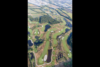 Gelände des Golfplatz Green Eagle Golf Courses in Winsen (Luhe) im Ortsteil Luhdorf im Bundesland Niedersachsen, Deutschland vom Flugzeug aus