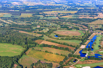 Gelände des Golfplatz Green Eagle Golf Courses in Winsen (Luhe) im Ortsteil Luhdorf im Bundesland Niedersachsen, Deutschland aus der Drohnenperspektive