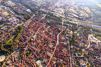 Luftbild von Altstadt aus Westen mit Am Sande in Lüneburg im Bundesland Niedersachsen, Deutschland