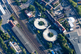 Luftbild von Rundes, doppeltes Parkdeck auf dem Gebäude des Parkhauses Parkhaus am Bahnhof in Lüneburg im Bundesland Niedersachsen, Deutschland
