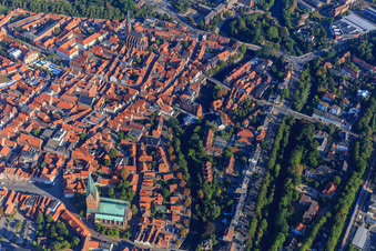 Verlauf der Ilmenau durch die Altstadt von Kirche St. Johannis über die Abtsmühle bis zur  St. Nicolai Kirche in Lüneburg im Bundesland Niedersachsen, Deutschland