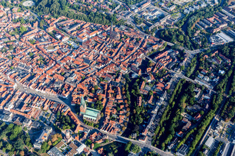 Luftbild von Kirchengebäude der St. Johanniskirche im Altstadt- Zentrum der Innenstadt in Lüneburg im Bundesland Niedersachsen, Deutschland