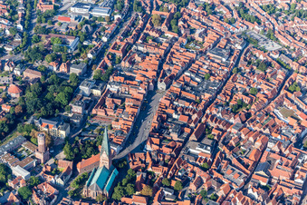 Platz- Ensemble Am Sande im Innenstadt- Zentrum in Lüneburg im Bundesland Niedersachsen, Deutschland