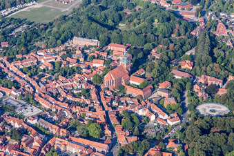 Kirchengebäude St. Michaeliskirche im Altstadt- Zentrum der Innenstadt in Lüneburg im Bundesland Niedersachsen, Deutschland