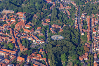 St.-Michaelis-Kirche, Auf dem Meere und Scunthorpepark mit Parkhaus am Rathaus Lüneburg im Bundesland Niedersachsen, Deutschland