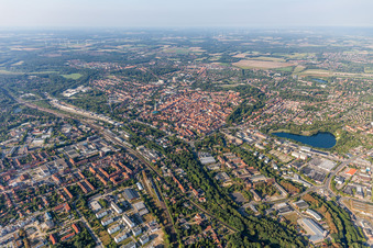 Stadtansicht am Ufer des Flußverlaufes der Illmenau in Lüneburg im Bundesland Niedersachsen, Deutschland