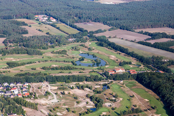 Schrägluftbild von Gelände des Golfplatz Golf Resort Adendorf in Adendorf im Bundesland Niedersachsen, Deutschland