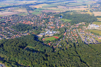 Ortsansicht aus Südwesten mit Sportplatz vom Bernhard-Riemann-Gymnasium Scharnebeck, Schule am Schiffshebewerk im Bundesland Niedersachsen, Deutschland