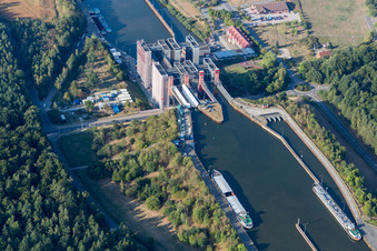 Schiffshebewerk und Schleusenanlagen am Ufer der Wasserstraße des Elbeseitenkanals in Scharnebeck im Bundesland Niedersachsen, Deutschland von oben
