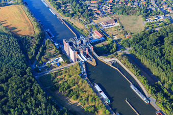 Schiffshebewerk und Schleusenanlagen am Ufer der Wasserstraße des Elbeseitenkanals in Scharnebeck im Bundesland Niedersachsen, Deutschland aus der Luft