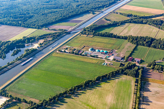Scharnebeck Biogas GmbH an der Bahnbrücke über den Elbe-Seitenkanal im Bundesland Niedersachsen, Deutschland