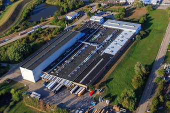 Industriegebiet am Elbvorland mit Smurfit Westrock Wellpappe Nord in Lauenburg im Bundesland Schleswig-Holstein, Deutschland