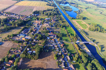 Dorf am Elbe-Lübeck-Kanal aus Süden in Dalldorf im Bundesland Schleswig-Holstein, Deutschland