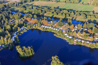 Diebsradenweg am Elbe-Lübeck-Kanal mit Campingplatz Freizeitwelt Güster im Bundesland Schleswig-Holstein, Deutschland von oben