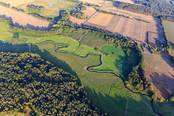 Zwischen Wiesen mäandernder Bachverlauf der Schaale im Ortsteil Bretzin in Bengerstorf im Bundesland Mecklenburg-Vorpommern, Deutschland