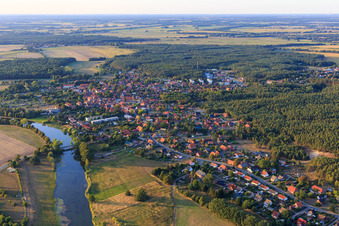 Ortsansicht am Ufer der Krainke aus Südosten im Ortsteil Neuhaus in Amt Neuhaus im Bundesland Niedersachsen, Deutschland