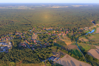 Dorfansicht aus Westen im Ortsteil Stapel in Amt Neuhaus im Bundesland Niedersachsen, Deutschland