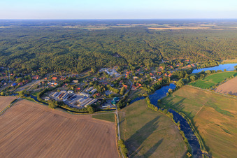 Dorfkern an den Fluß- Uferbereichen der Krainke im Ortsteil Zeetze in Amt Neuhaus im Bundesland Niedersachsen, Deutschland