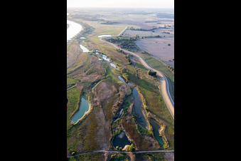 Luftbild von Sand- Aufspülungen und Ablagerungen an der Buhnen- Landschaft der Uferbereiche der Elbe und dem Polder bei Pommau Flussverlaufes im Ortsteil Pommau in Amt Neuhaus im Ortsteil Kolepant im Bundesland Niedersachsen, Deutschland