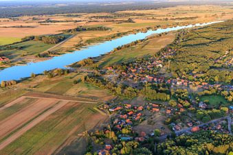 Hafen und Dorfkern an den Fluß- Uferbereichen der Elbe in Neu Darchau im Bundesland Niedersachsen, Deutschland