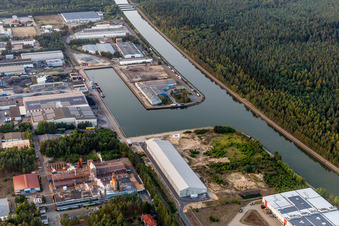 Luftaufnahme von Kaianlagen und Schiffs- Anlegestellen am Hafenbecken der Hafen Lüneburg GmbH am Elbe-Seitenkanal in Lüneburg im Ortsteil Ebensberg im Bundesland Niedersachsen, Deutschland