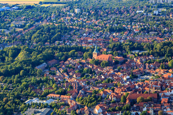 Altstadtbereich mit St.-Michaelis-Kirche in Lüneburg im Bundesland Niedersachsen, Deutschland