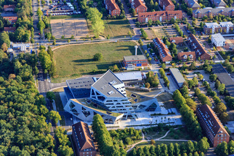 Luftbild von Campus- Universitäts- Bereich Zentralgebäude Leuphana Universität Lüneburg vom Architekt Libeskind im Ortsteil Bockelsberg im Bundesland Niedersachsen, Deutschland