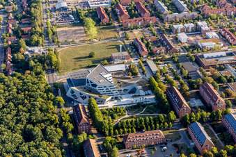 Campus- Universitäts- Bereich Zentralgebäude Leuphana Universität Lüneburg vom Architekt Libeskind in Lüneburg im Ortsteil Bockelsberg im Bundesland Niedersachsen, Deutschland