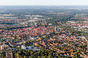 Altstadtbereich und Innenstadtzentrum in Lüneburg im Bundesland Niedersachsen, Deutschland von oben