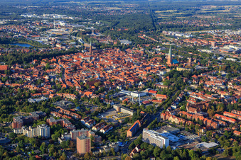 Altstadtbereich und Innenstadtzentrum aus Südwesten in Lüneburg im Bundesland Niedersachsen, Deutschland