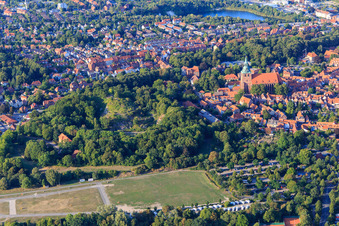 Sülzwiesen vor dem Kalkberg in Lüneburg im Bundesland Niedersachsen, Deutschland