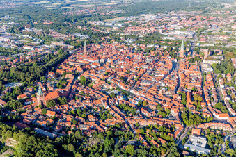 Altstadtbereich und Innenstadtzentrum in Lüneburg im Bundesland Niedersachsen, Deutschland von oben gesehen