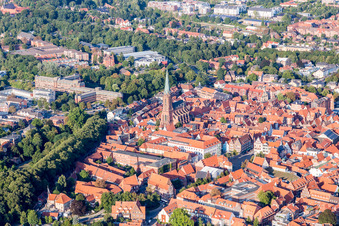 Kirchengebäude von St. Nicolai im Altstadt- Zentrum der Innenstadt in Lüneburg im Bundesland Niedersachsen, Deutschland