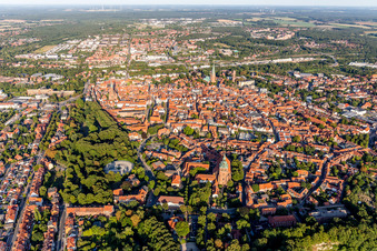Altstadtbereich und Innenstadtzentrum in Lüneburg im Bundesland Niedersachsen, Deutschland aus der Vogelperspektive