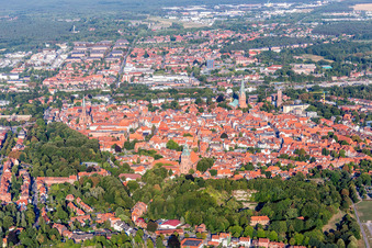 Drohnenbild von Altstadtbereich und Innenstadtzentrum in Lüneburg im Bundesland Niedersachsen, Deutschland