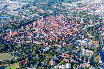 Altstadtbereich und Innenstadtzentrum in Lüneburg im Bundesland Niedersachsen, Deutschland aus der Drohnenperspektive