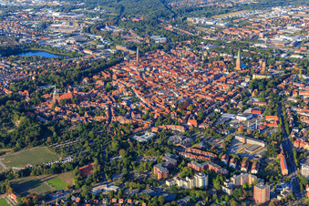 Übersicht Altstadtbereich und Innenstadtzentrum aus Nordwesten am Abend in Lüneburg im Bundesland Niedersachsen, Deutschland