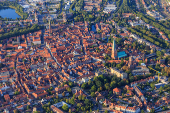 Übersicht Altstadtbereich und Innenstadtzentrum aus Südwesten am Abend mit Große Bäckerstraße von St. Johannis Lüneburg bis St. Nicolai im Bundesland Niedersachsen, Deutschland