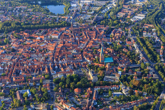 Übersicht Altstadtbereich und Innenstadtzentrum aus Süden am Abend mit Große Bäckerstraße von St. Johannis Lüneburg bis St. Nicolai im Bundesland Niedersachsen, Deutschland