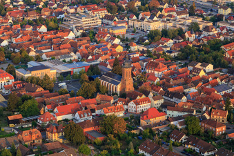 St. Georgskirche - Prot. Kirchengemeinde Kandel am Marktplatz mit Stadthalle im Bundesland Rheinland-Pfalz, Deutschland