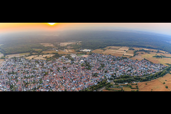 Panorama Stadtansicht am Abend aus Osten in Hagenbach im Bundesland Rheinland-Pfalz, Deutschland
