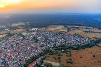 Stadtansicht am Abend aus Osten in Hagenbach im Bundesland Rheinland-Pfalz, Deutschland