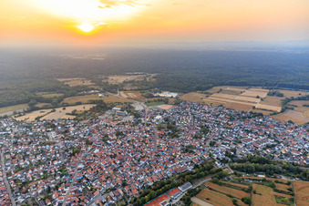 Luftbild von Stadtansicht am Abend aus Osten in Hagenbach im Bundesland Rheinland-Pfalz, Deutschland