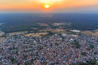 Luftaufnahme von Stadtansicht am Abend aus Osten in Hagenbach im Bundesland Rheinland-Pfalz, Deutschland