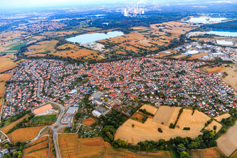 Stadtansicht am Abend aus Westen in Hagenbach im Bundesland Rheinland-Pfalz, Deutschland
