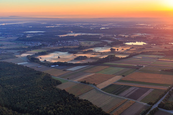 Schleife des Scheidbachs mit Morgennebel in Leimersheim im Bundesland Rheinland-Pfalz, Deutschland